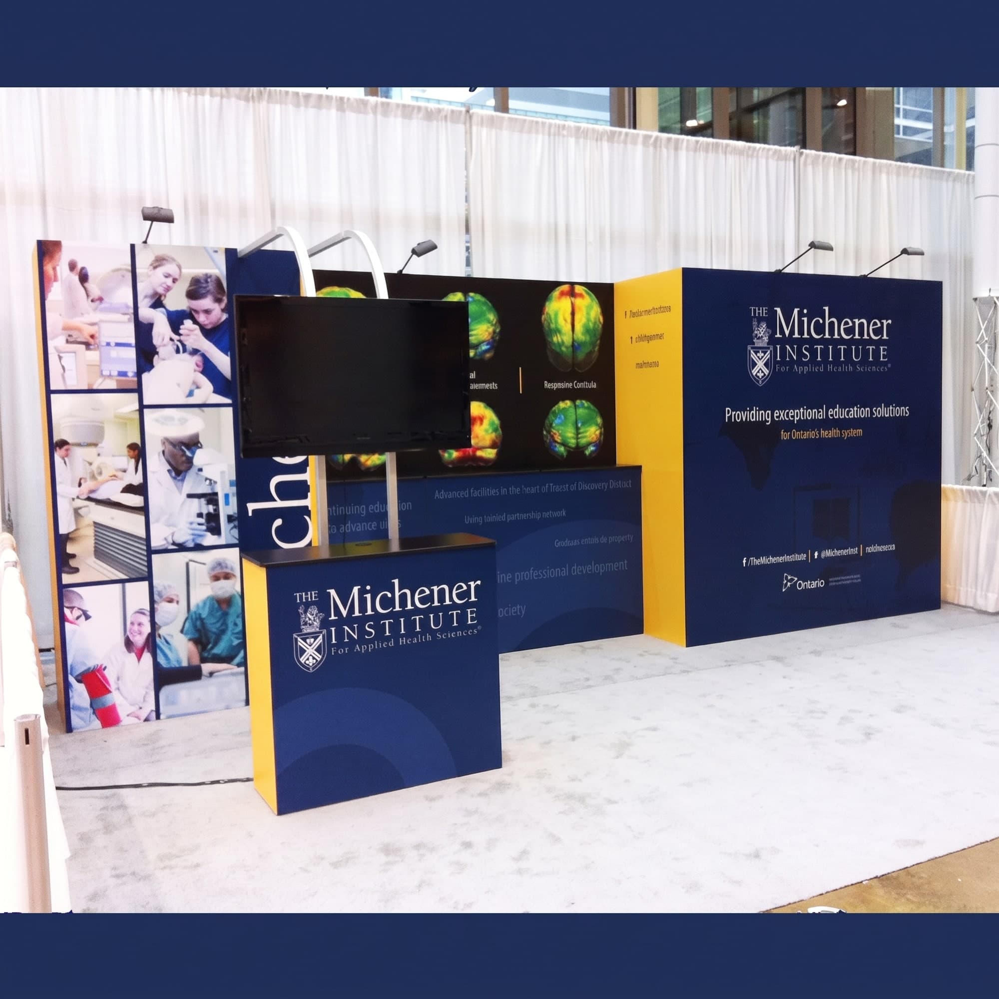 FlexForm modular display with curved stretch fabric graphics